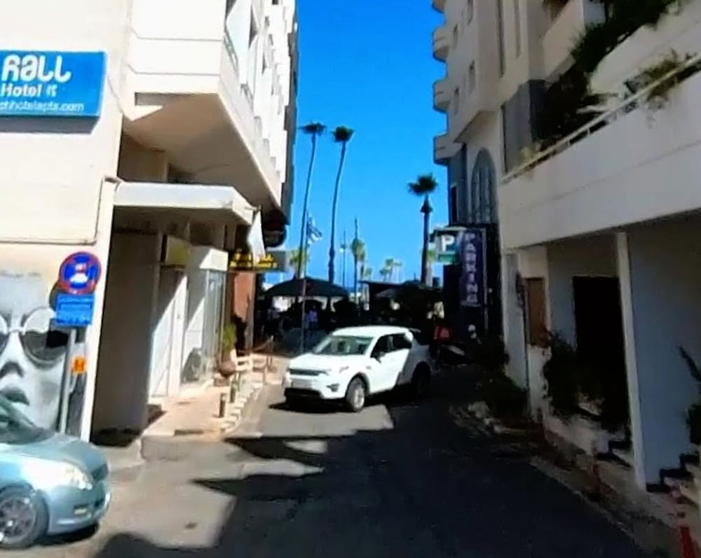 Hotel Larnaca Beach Apartment - Image 1