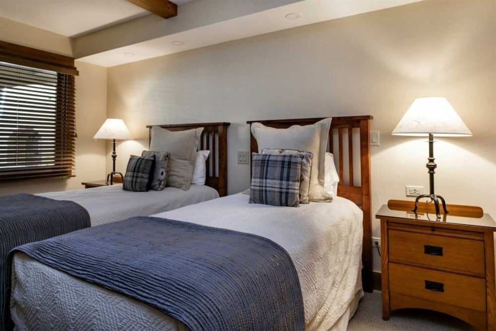 Convenient 2BR Condo in Lionshead Village w/ Pool, hot tub & More!