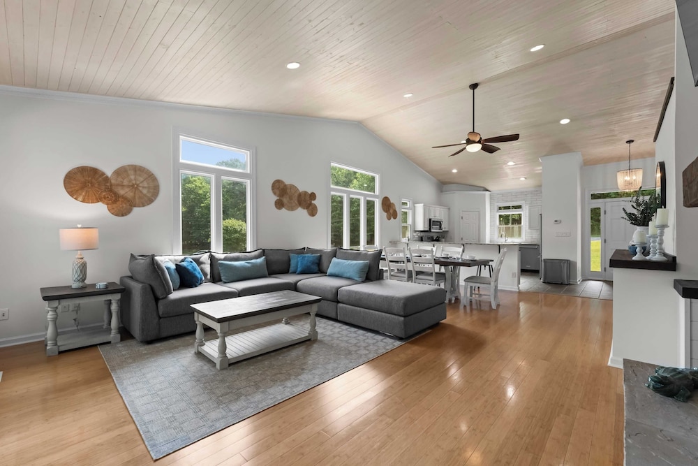 Cove's End by Avantstay Dock, Game Room, Fire Pit & Forest Views