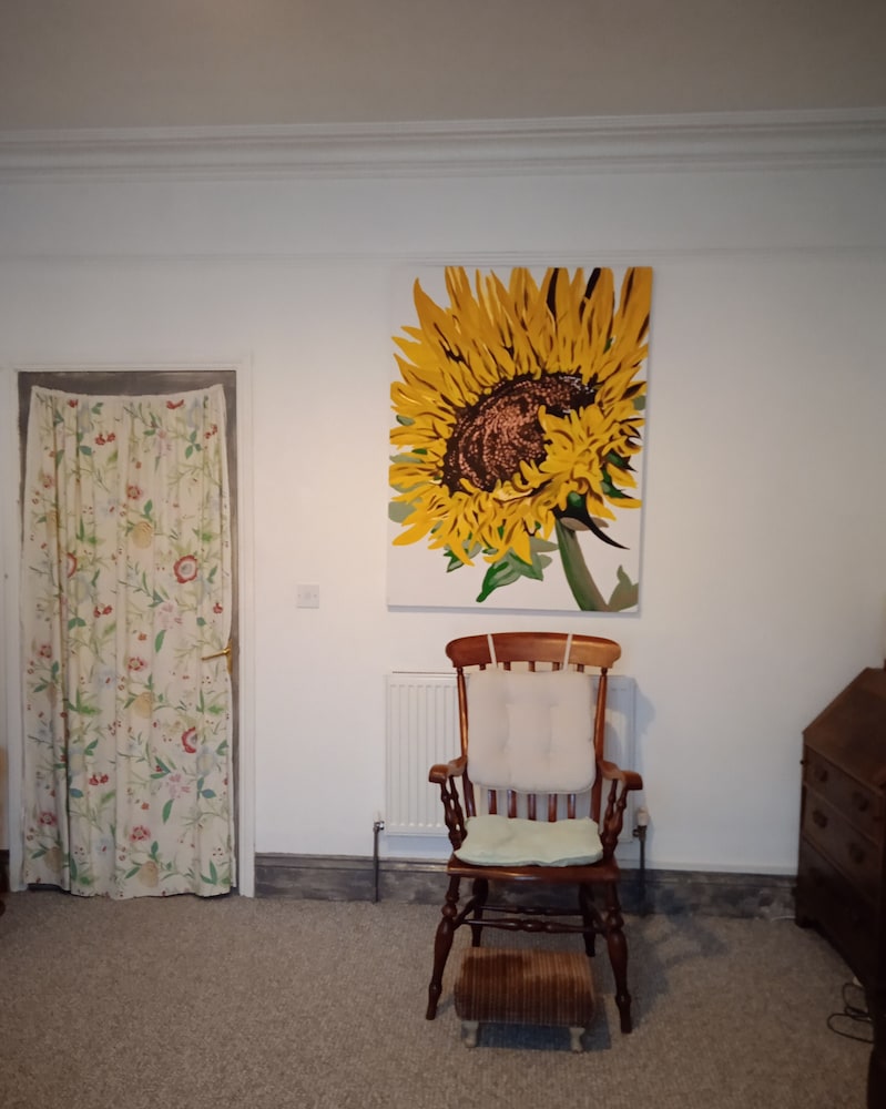 Captivating 2-bed Hideaway Apartment in Gloucester view 3