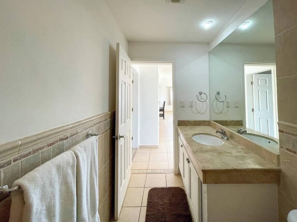 Cozy Condo With Beach Pool Access
