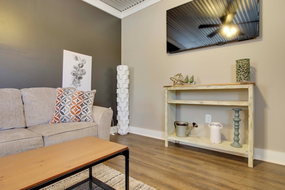 3 Mi to Shops & Eats in Uptown: Greenwood Studio