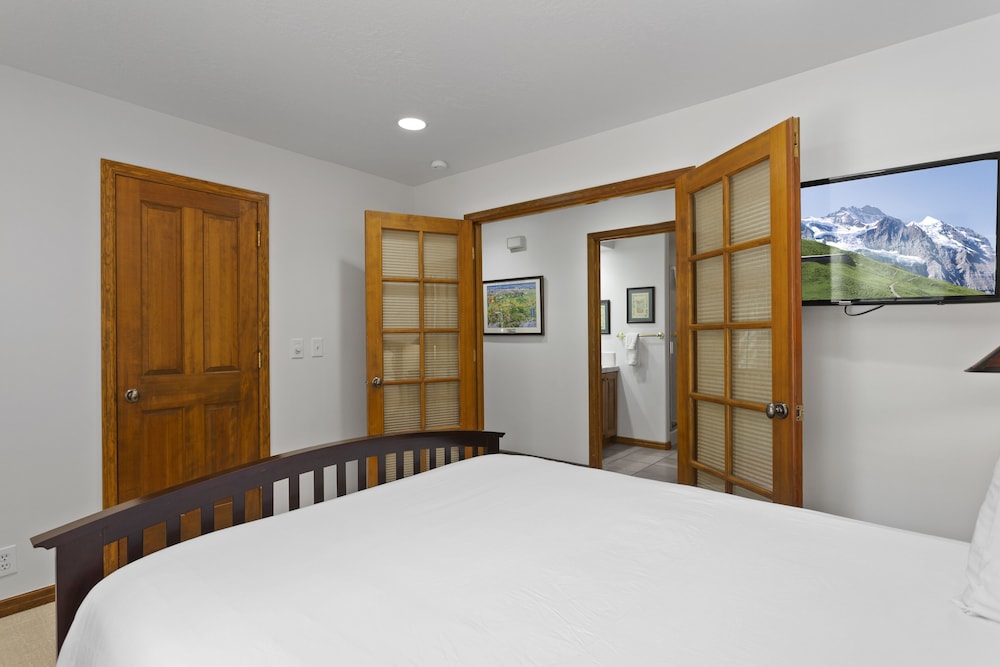 Deer Lake Village at Deer Valley Resort - Four Bedroom Condo with Hot Tub #2478 4 Condo