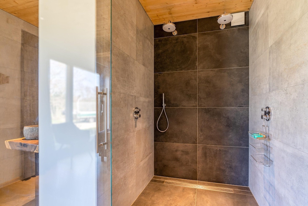 Stylish Overnight Stay With a hot tub and Atmospheric Fireplace