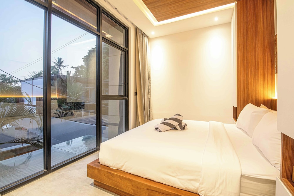 Opulent 5BR Modern Villa 400m From the Ocean