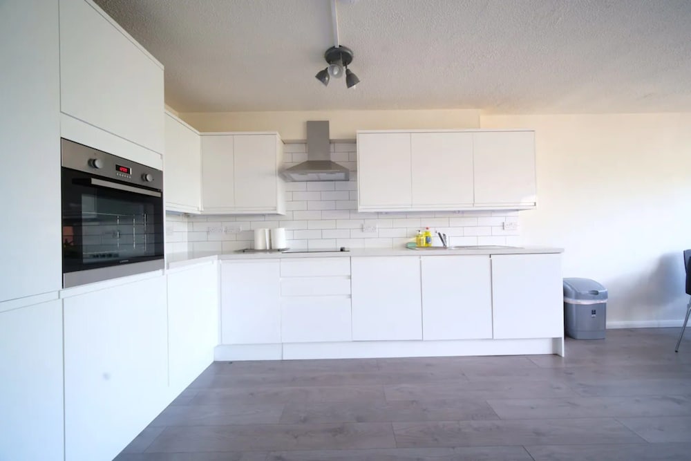 Spacious 3 Bedroom Apartment in Battersea With Terrace