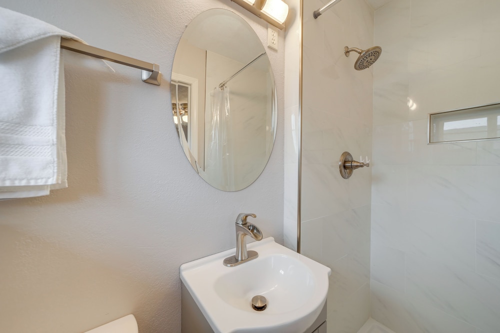 6 Mi to Dtwn: Dog-friendly Home w/ Yard in Tulsa