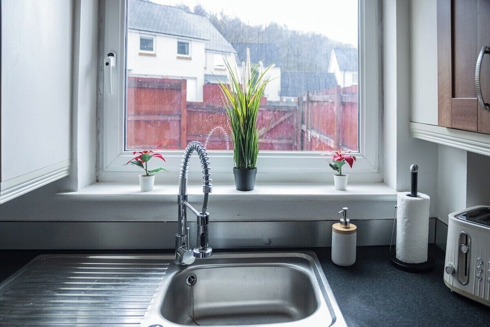 Bright 4-bed Swansea Getaway With Parking