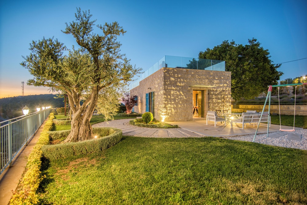 Red Oak House With Garden & Terrace in Assia, Batroun