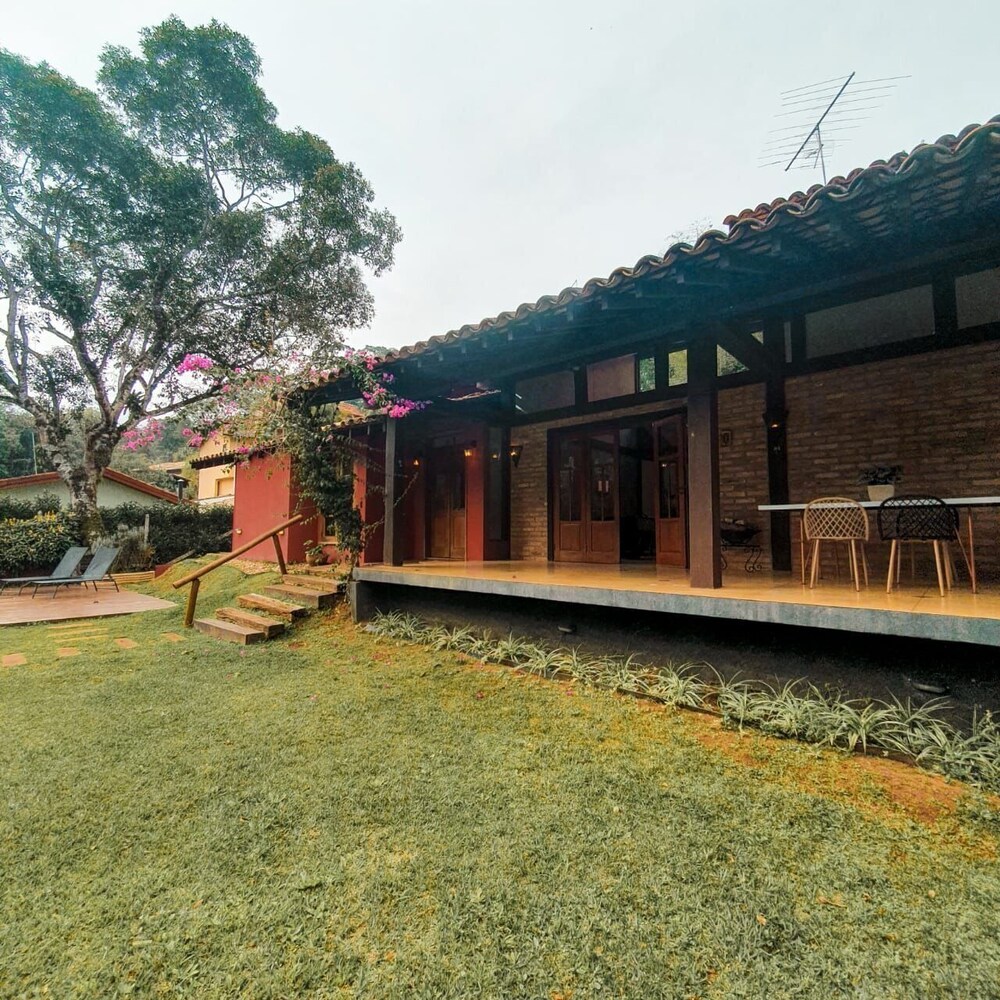 Casa com Piscina Privativa e Natureza – Granja Viana, São Paulo
