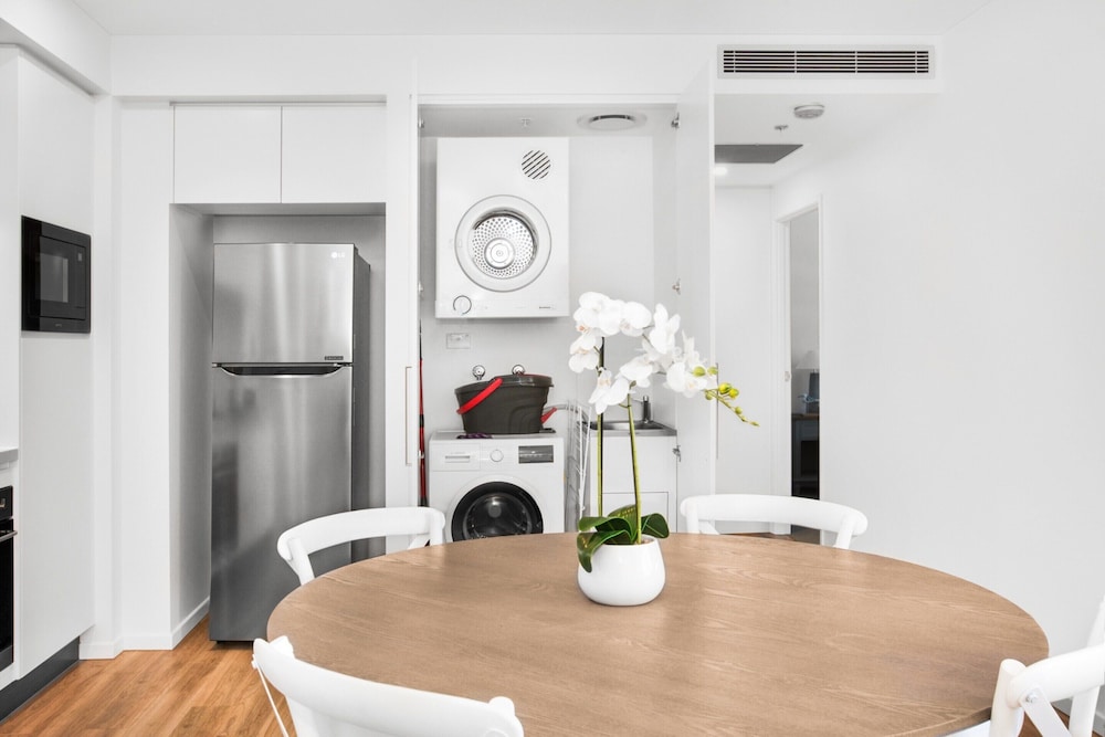 Surfers Paradise 2-bed Near Beach With Pool & Gym