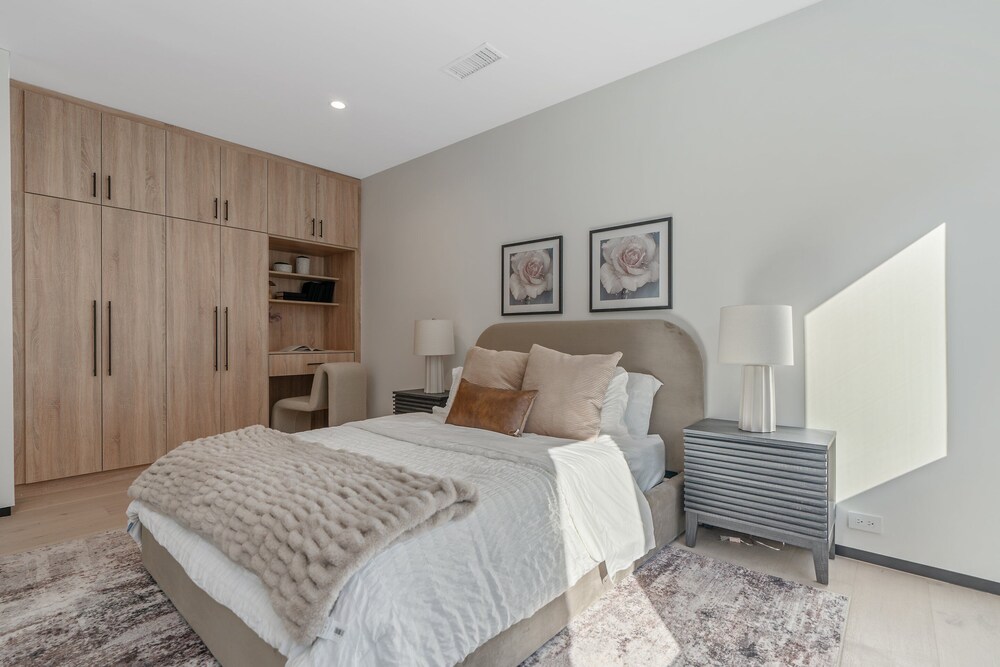 Noble Modern - Urban Sanctuary in Sherman Oaks With Poolside and Patio