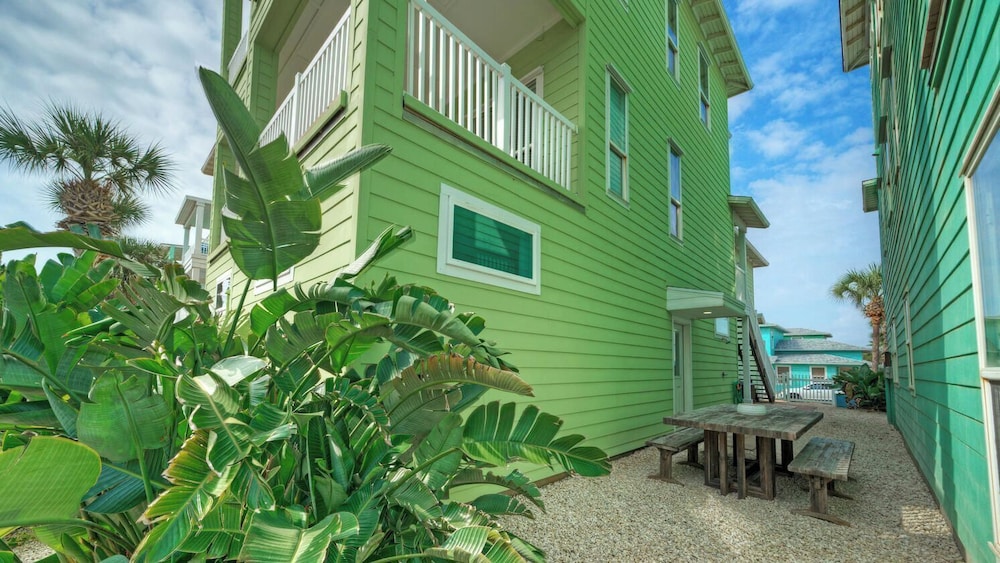 Walk to the Beach Ocean Views, Balcony Dining & Open Living Beachview 54 by Avantstay