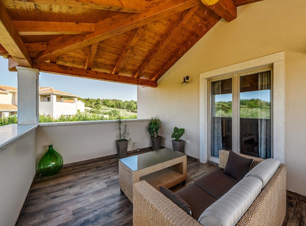Villa in Srebrnici With Pool Near Marea Beach