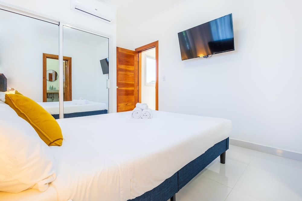 New Modern 2-lvl Punta Cana Villa in Gated Community With Private Pool Rooftop Jacuzzi