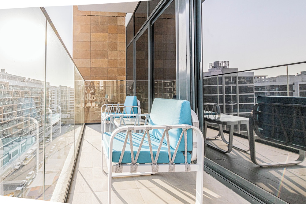 Luxurious 1BR Living in Azizi Riviera 39
