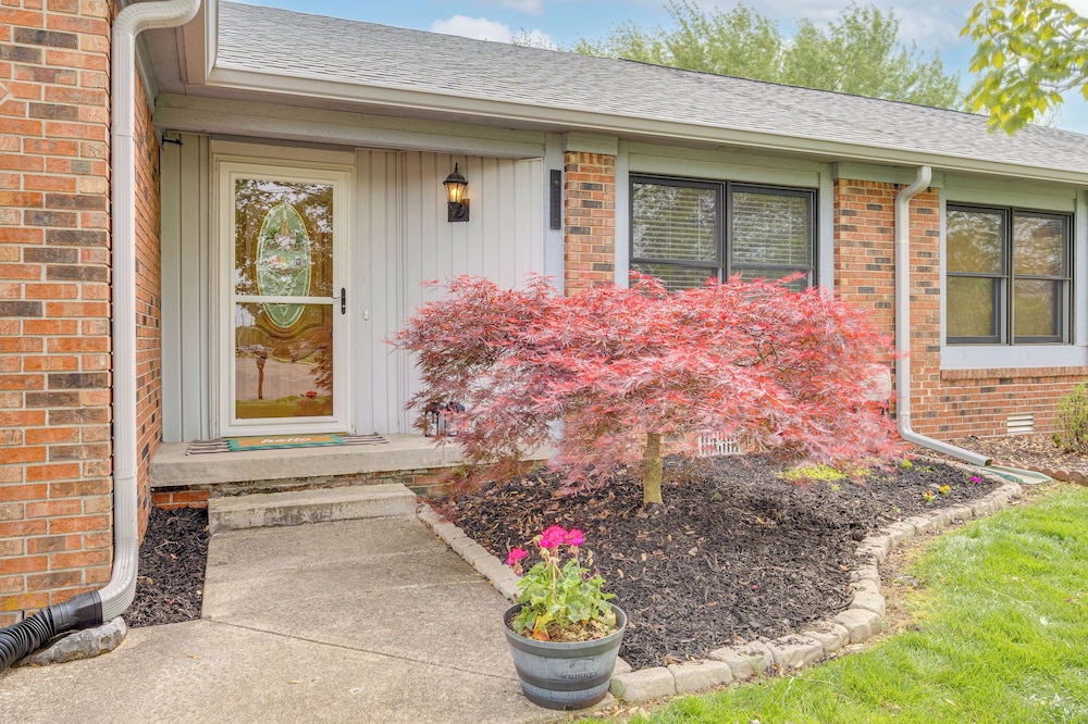 14 Mi to Dtwn Indy: Family Gem w/ Yard