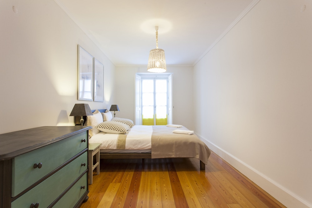 JOIVY Spacious 3BR home w/balcony in Baixa, nearby Lisbon Cathedral view 4