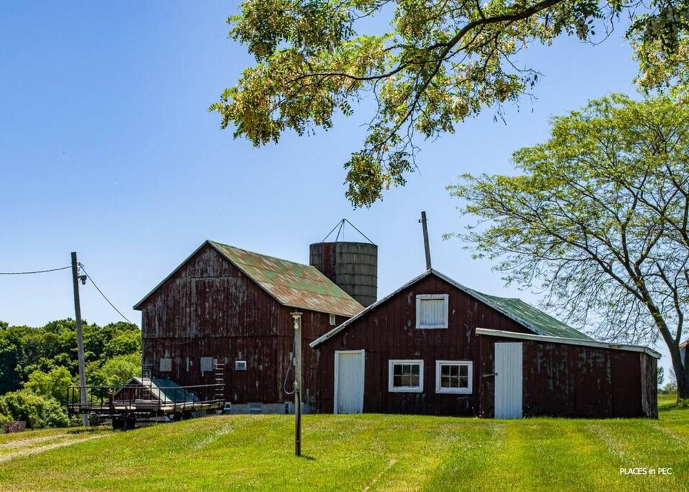 Farmhouse PEC - Centrally Located in PEC