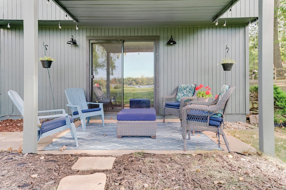 Lakefront Orion Twp. Home w/ Fire Pit & Kayak!