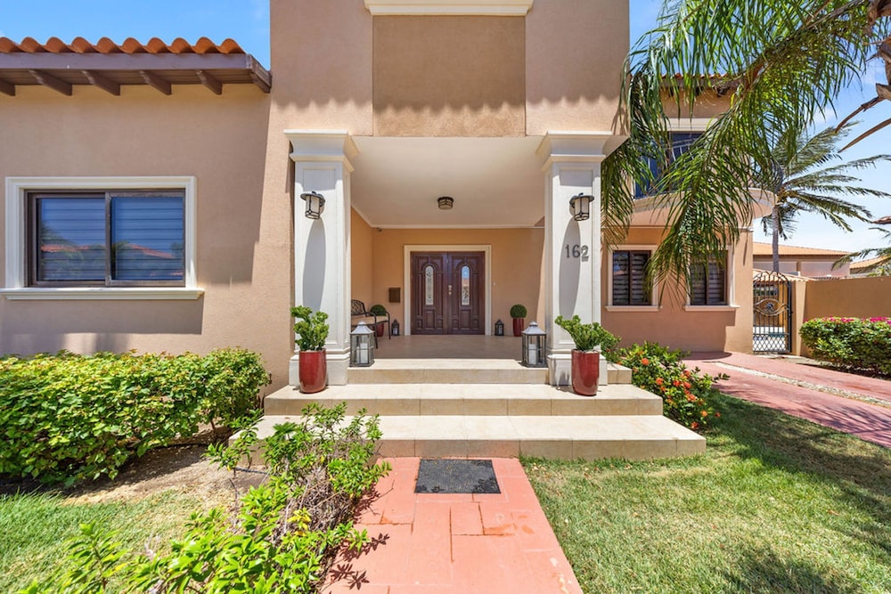 Gold Coast 4br4 5BA Villa w Privatepool Gym