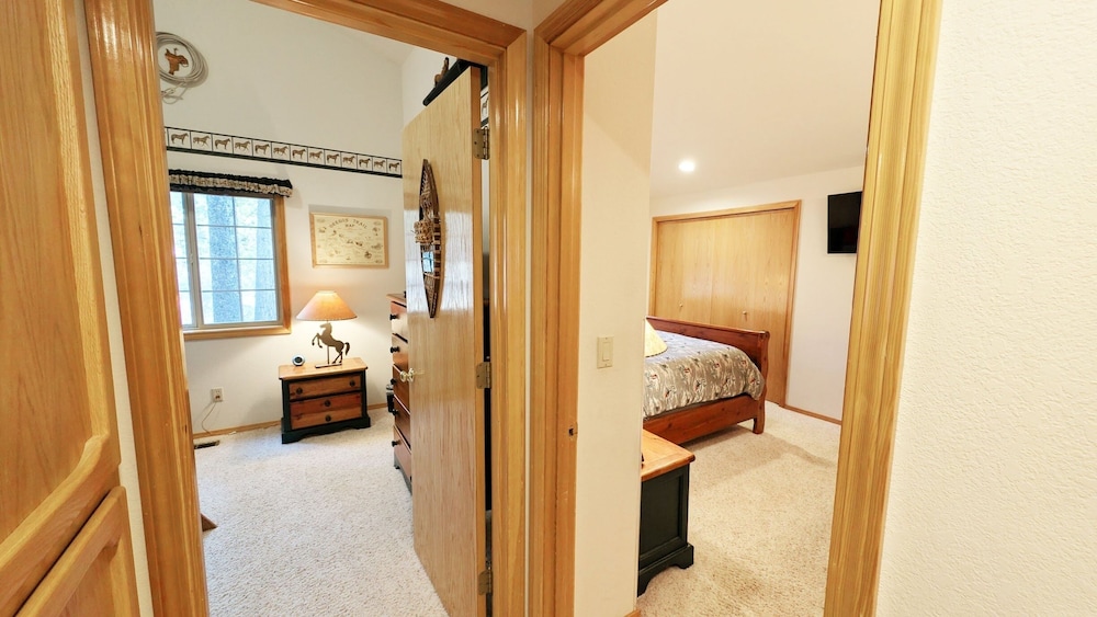 Snowshoe Inn-pyramid Mtn 7 3 Bedroom Home