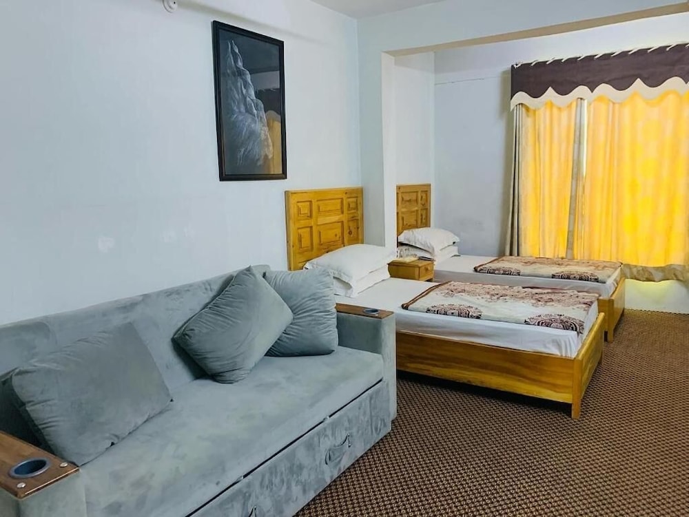 Naveed Tourist Inn