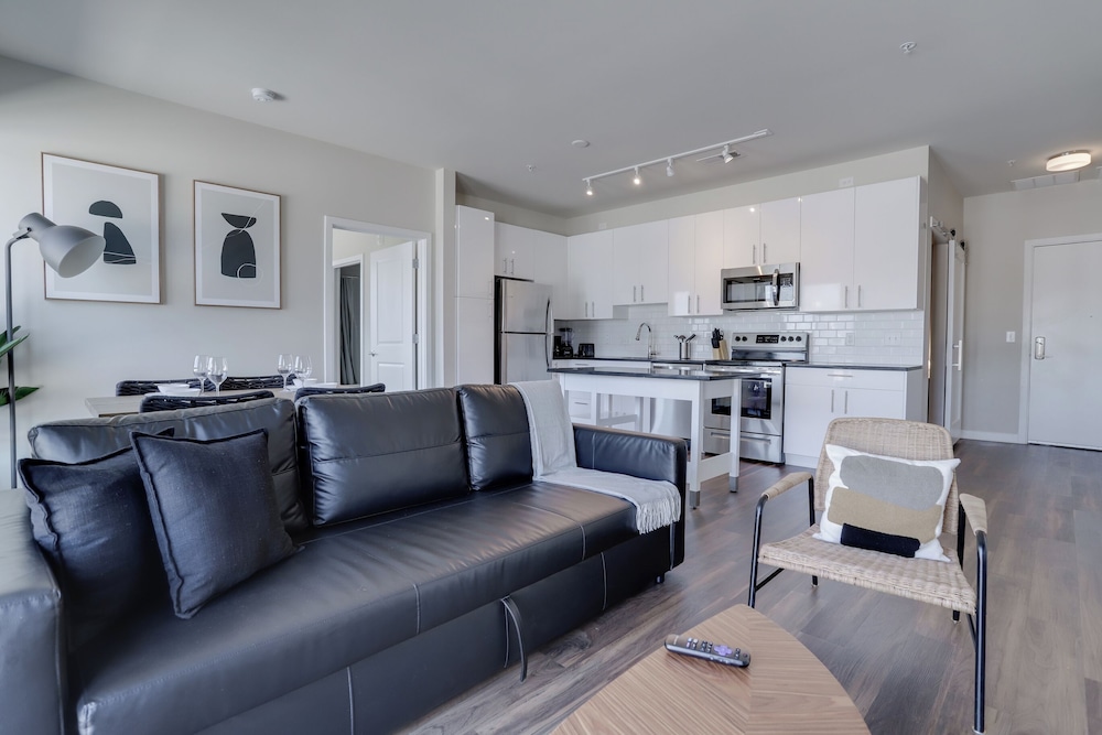 Spacious 2BR Apt with Den W Balcony