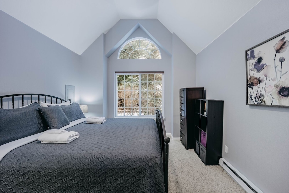 62sl - Hot Tub - Wifi - Fireplace - Pets Ok 3 Bedroom Home by Redawning view 3