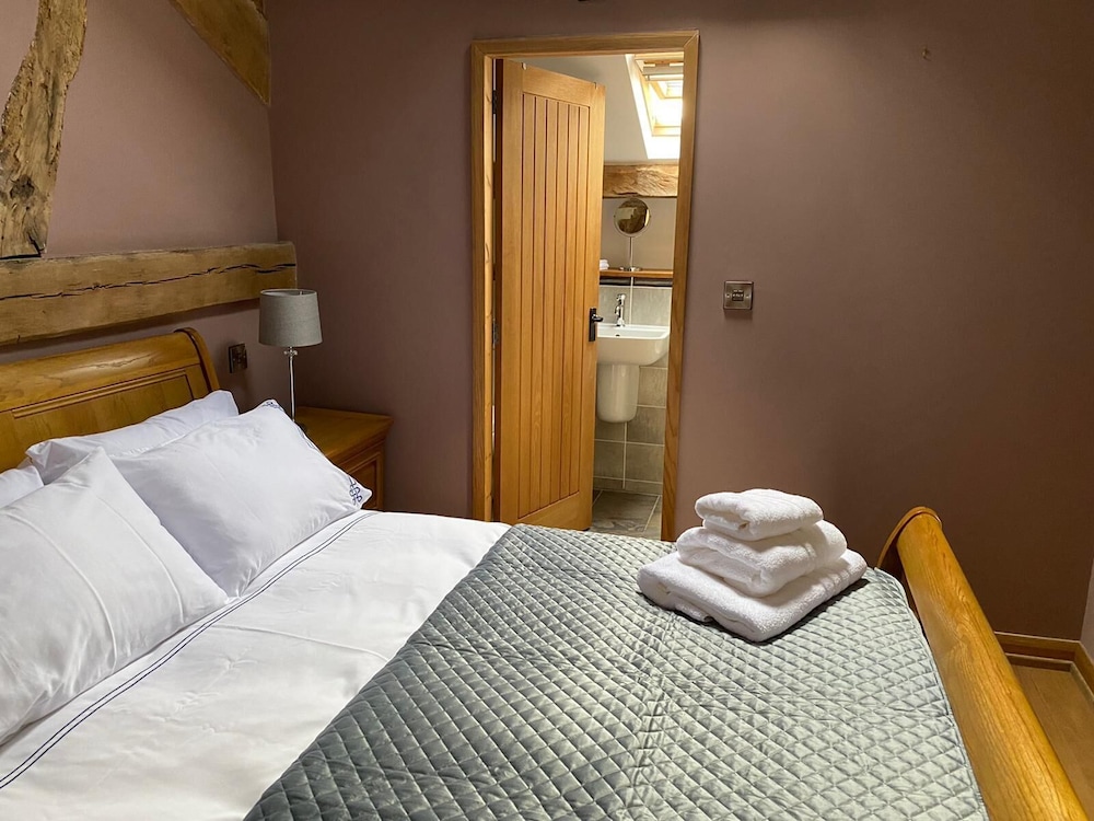 Beautiful Secluded 2-bed Barn With Woodfire Hottub view 3