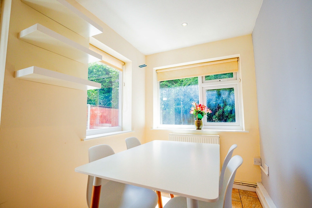 Host Stay Manfield Avenue