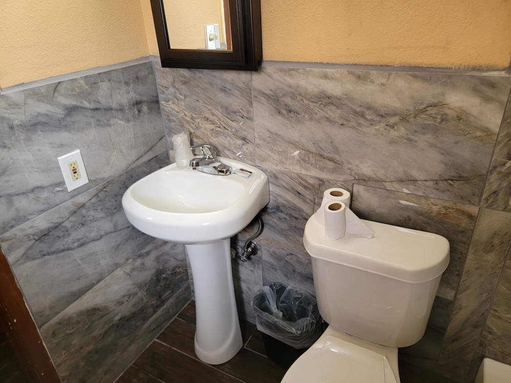 Gainesville Vacations - Budget Host Motel Gainesville - Property Image 6