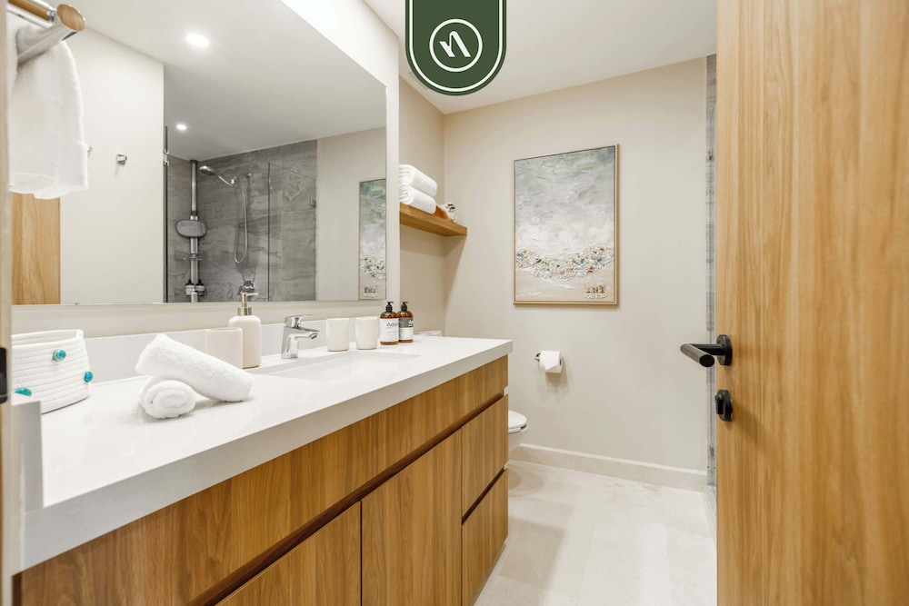 Elegant 1 BR Condo - Beachfront - Pools - King