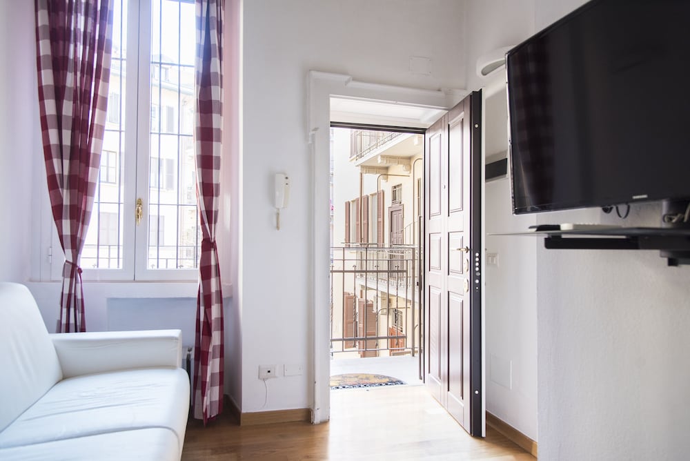 White and Clean Apartment near Metro MM1