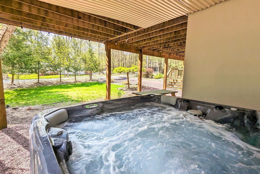 Mews Mountain House by Avantstay Walk to Beach Hot Tub Game Room