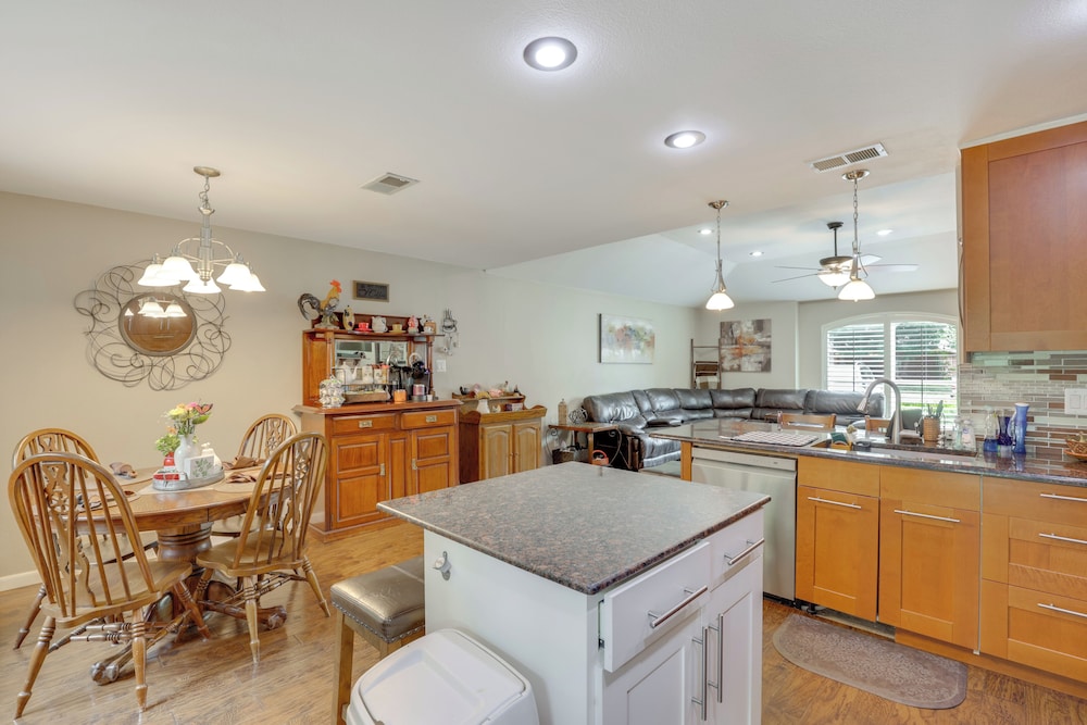 5 Mi to Lewisville Lake: Couple's Retreat w/ Yard