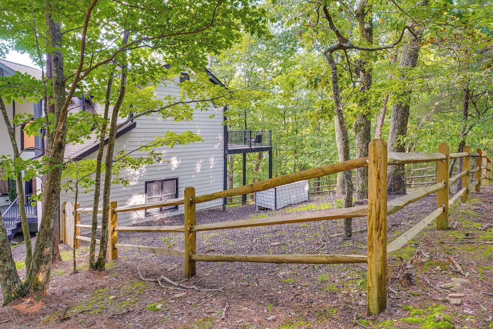 Hot Tub, Decks & 2 Kitchens: Mtn-view Jasper Gem!