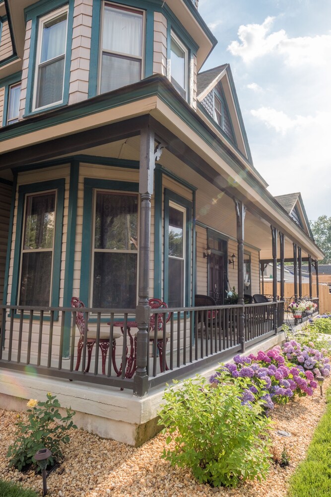Dennison Street Inn Bed & Breakfast
