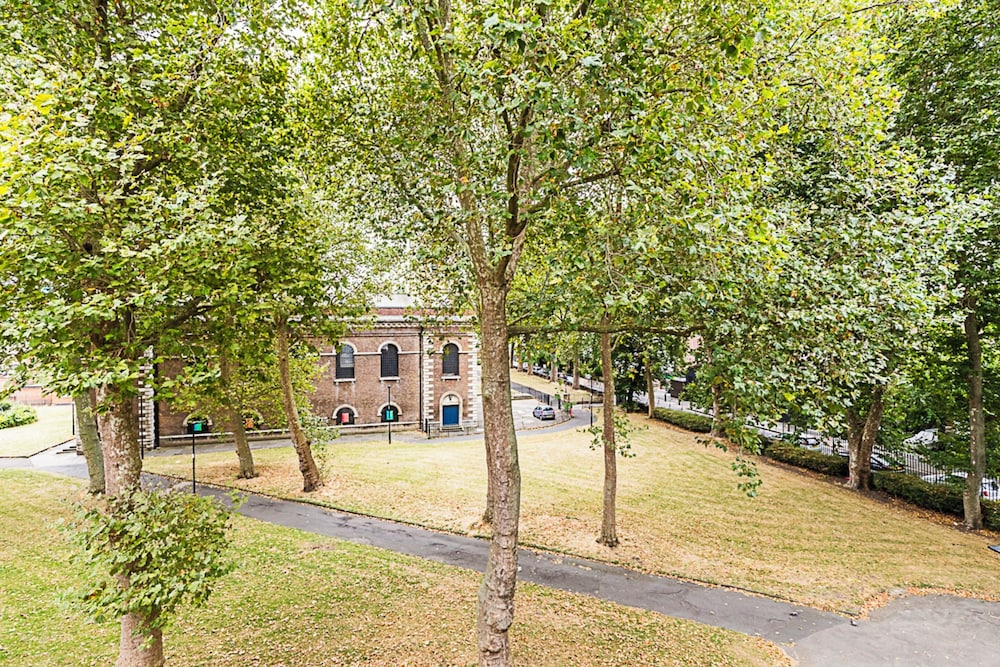 Tranquil 2 Bedroom Apartment in East London