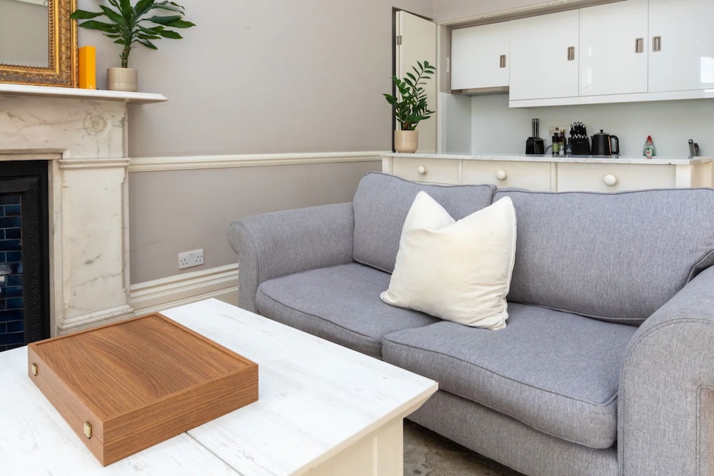 Charming 1BD Flat With Balcony - Kensington