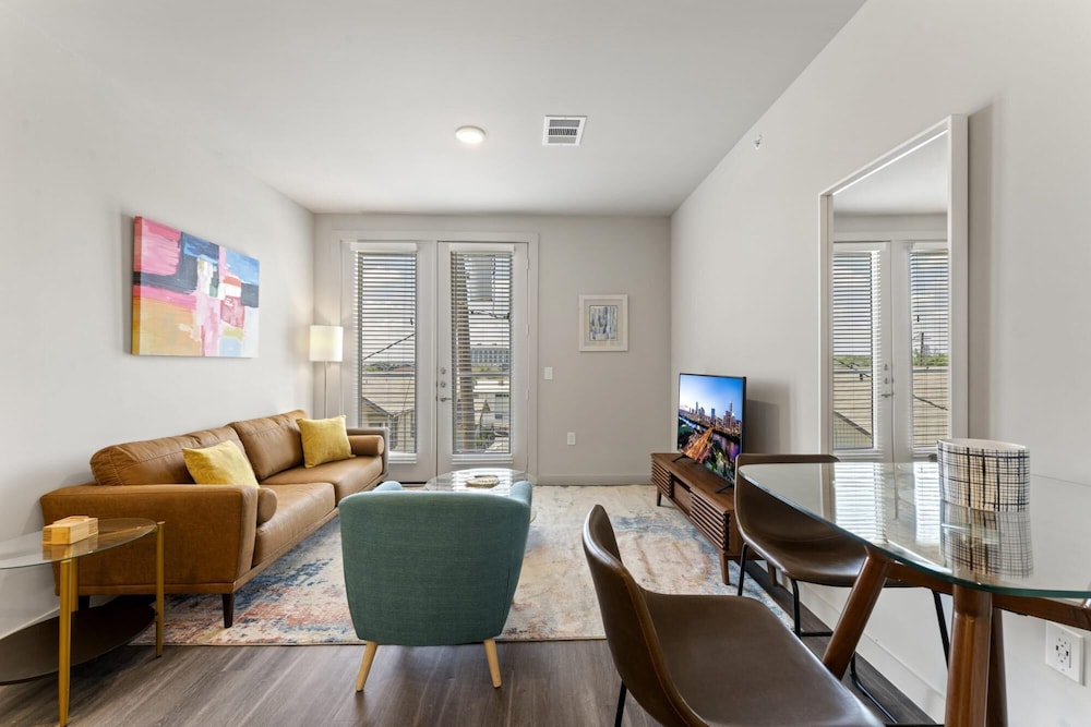 Prime Soco Quaint 1BR King Suite w Pool Parking - Image 4