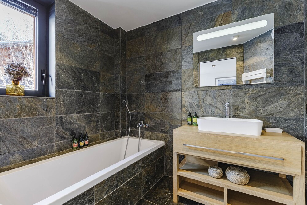 Chalet Black Squirrel Luxury Retreat With hot tub Sauna