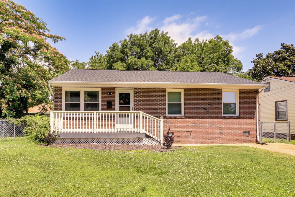 4 Mi to Hampton Coliseum: Home w/ Yard!