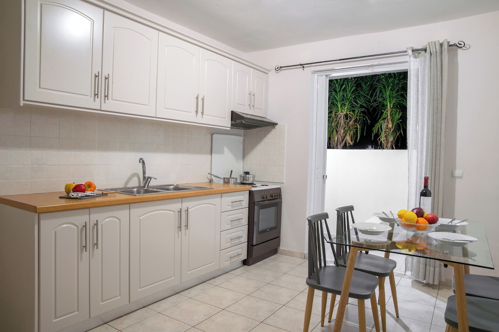 Stork Holiday Apartments - Garden & Sea View