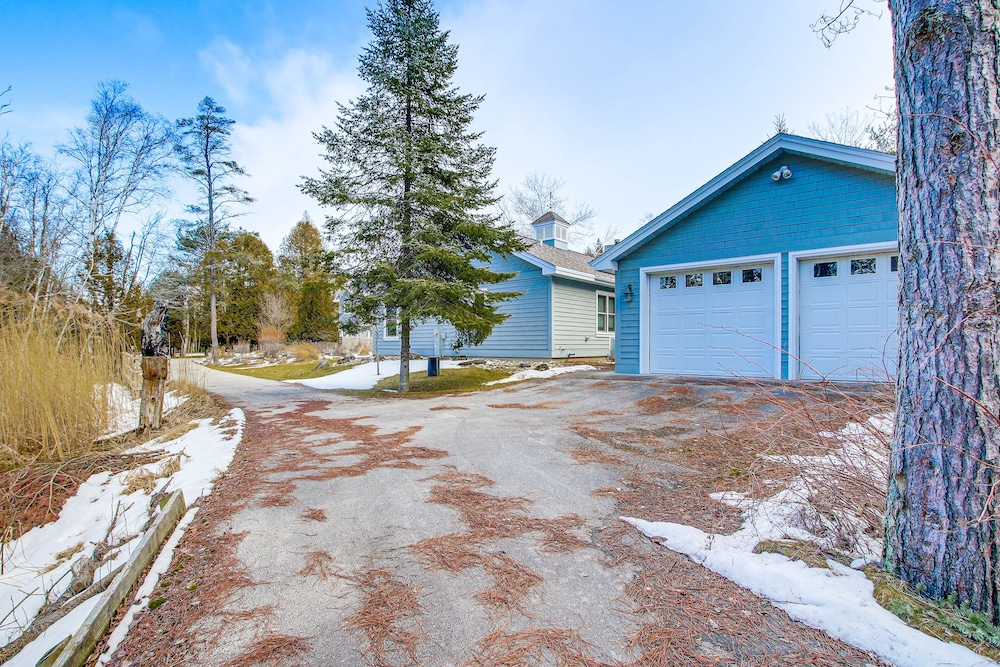 Lakefront Sturgeon Bay Retreat w/ Private Beach!