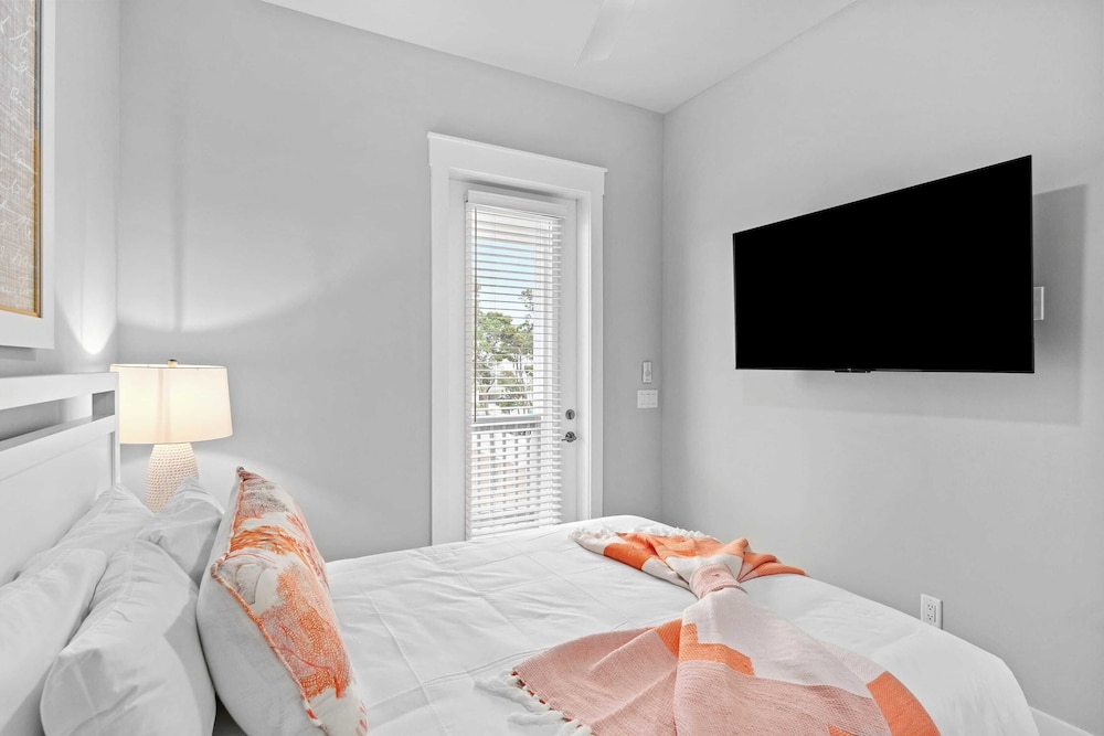 2 Homes in Inlet Beach by Avantstay Sleeps 24, Walk to Beach, Free Golf Cart, Rooftop Decks, Pool Access