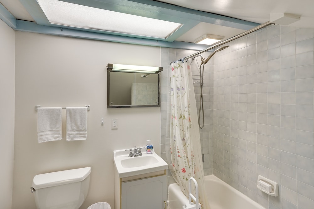 Tranquil 3 BR Stockbridge House w/ Private Deck!
