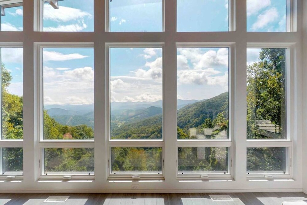 Sky-high Luxury w Million Dollar Views