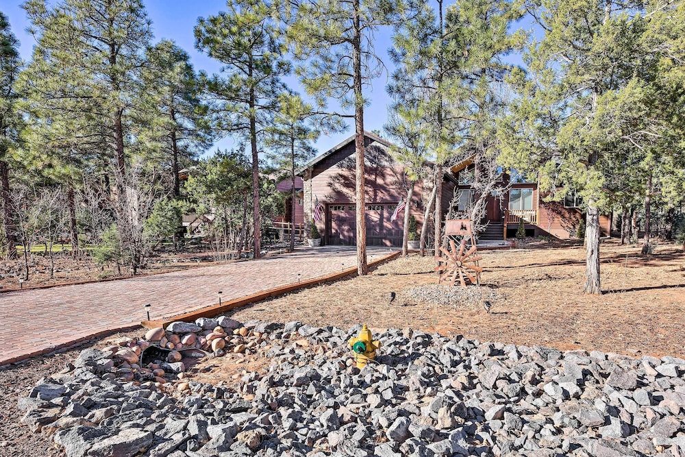 Hot Tub & Ponderosa Views! Luxe Cabin in Lakeside view 5
