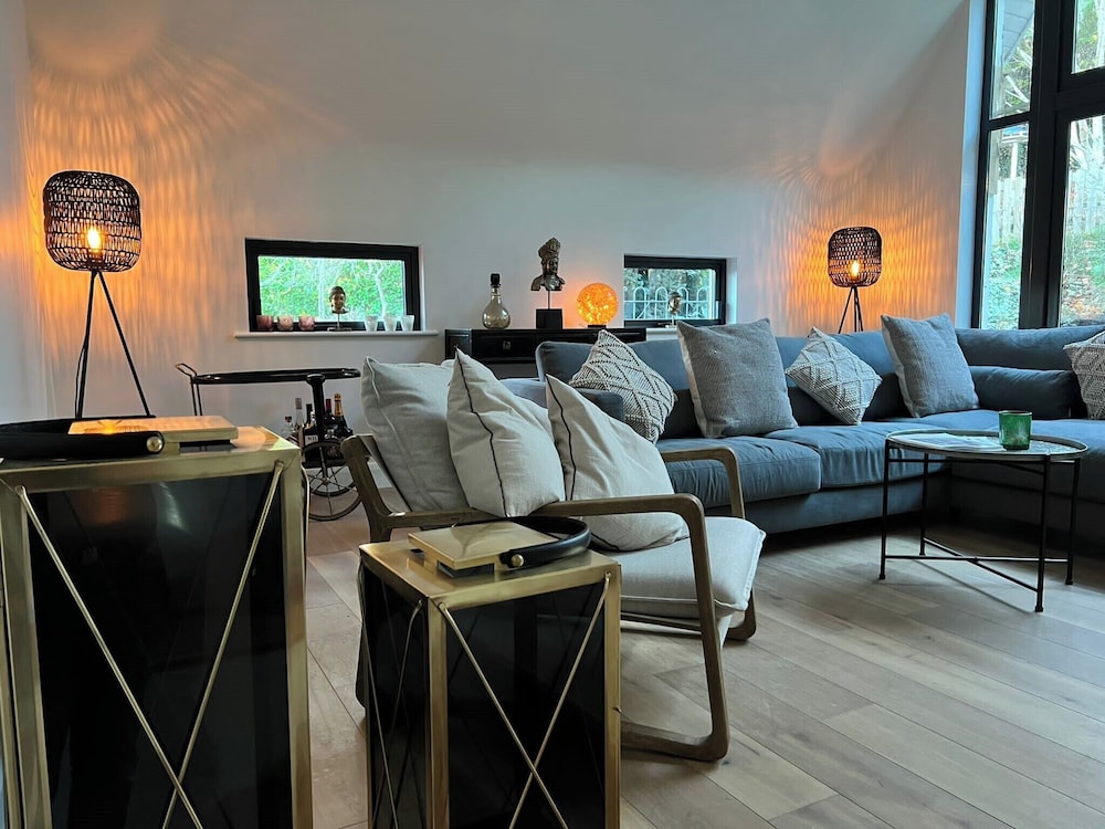Spacious 5-bed House - Garden, Parking & Bbq